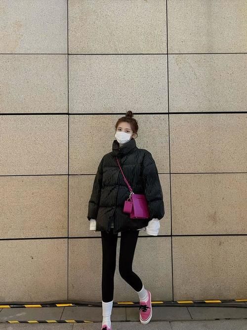 除了优雅潇洒的大衣以外， 羽绒服也是不少姐妹们的御寒必备 ！