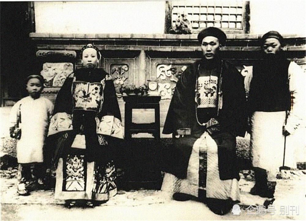 老照片|清朝人家庭老照片，富家太太高端聚会，夫妻合影感觉很般配
