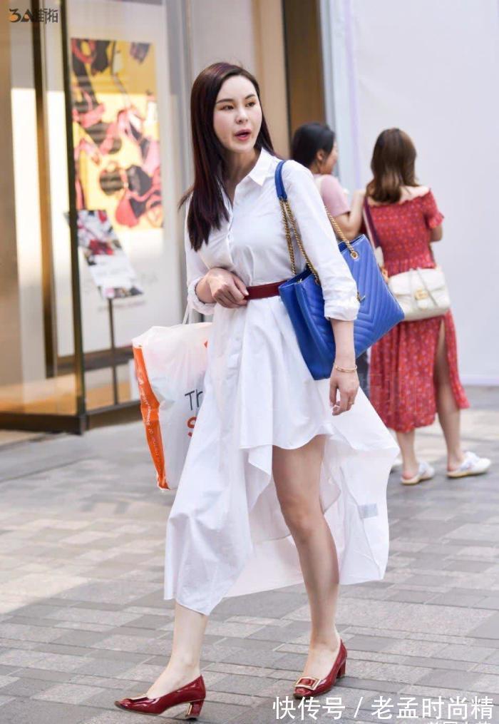 连衣裙 街拍:人手一件的白色连衣裙,为什么小姐姐穿得这么好看?