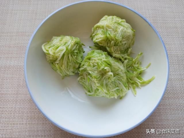 搅拌均匀|头伏到吃饺子，分享8种饺子馅的调法，有荤有素，鲜嫩营养又多汁