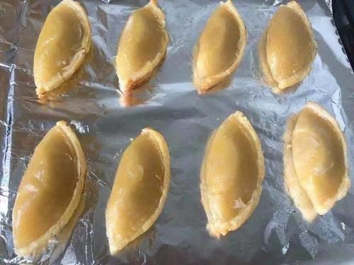  蛋挞皮对折，两面都酥脆，一口超香甜