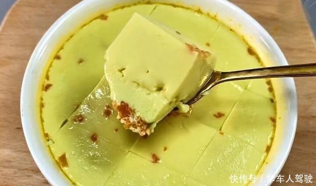 蒸鸡蛋羹时,有人加盐,有人加水,教你正确做法,又滑又嫩无蜂窝