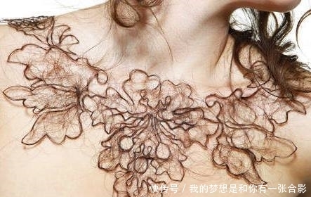 扔掉|女子剪完头发不舍得扔掉,做成这样的“项链”,但遇到水就悲剧了