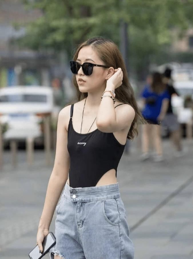 连体衣加牛仔裤迷人“腰线”,这样穿也太潮了