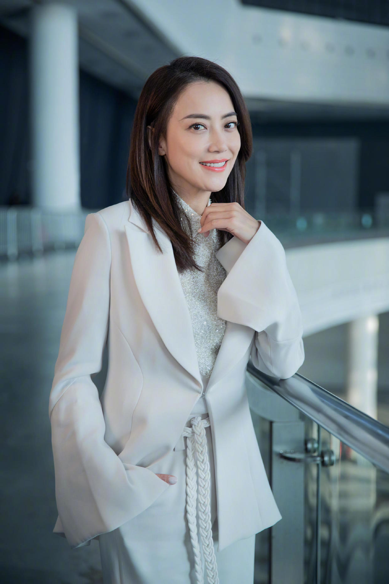 霍汶希气质真绝了！穿黑色西装套装高级干练，很有女企业家风范