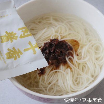 肉酱|冬天喝#不容错过的鲜美滋味# 重庆小面，鲜美又抗寒