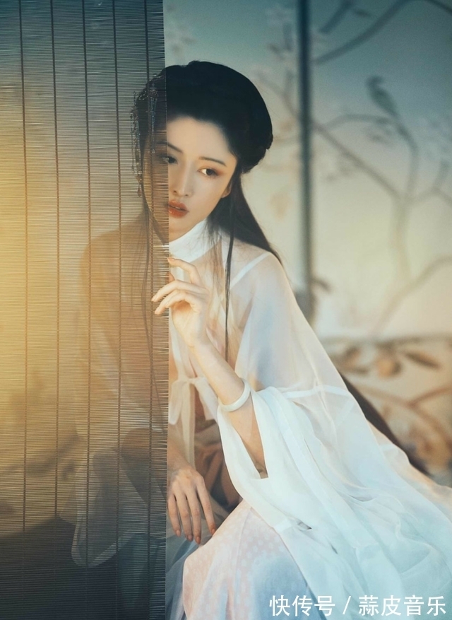 遑遑$面对红颜祸水的的指责,她用一首诗,痛骂了所有软骨的男人