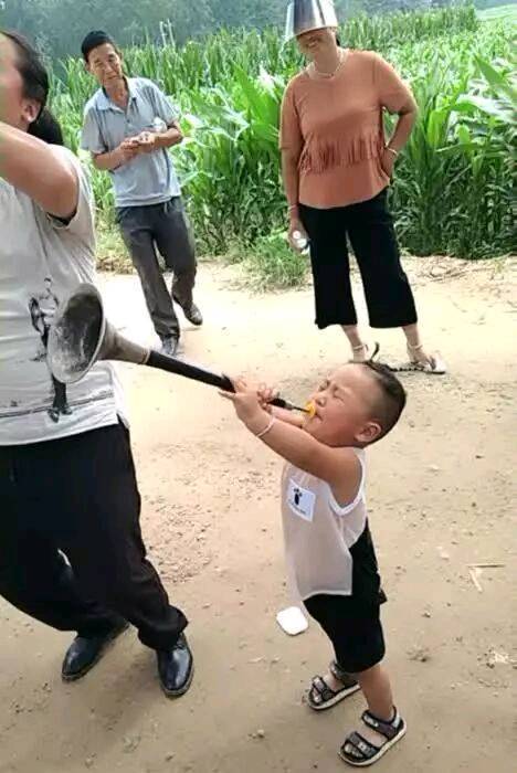 |搞笑图片幽默段子笑话姑娘手下留情,对象已经很少了还来抢妹子