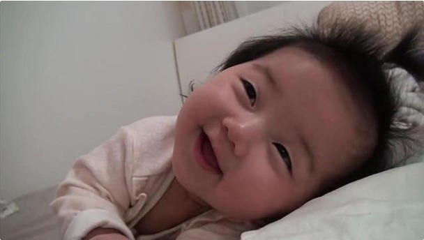 孩子|孩子大脑发育有信号,若小婴儿出现这些特征,说明有当学霸的潜力