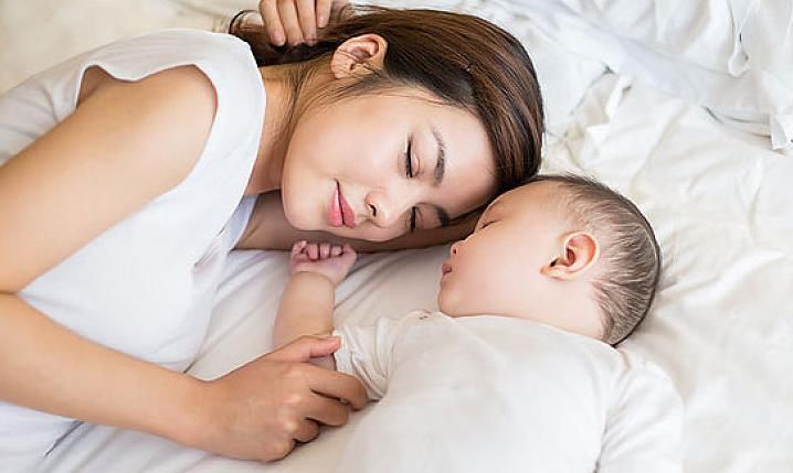 父母|新生儿和妈妈睡大床有“风险”？做好3点准备，好处才是重点
