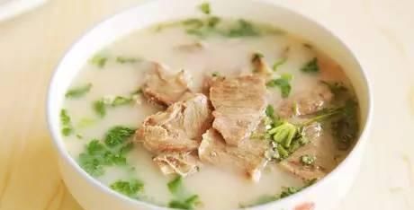  炖羊肉汤，用开水还是用冷水？牢记正确做法，羊汤浓白鲜香无膻味