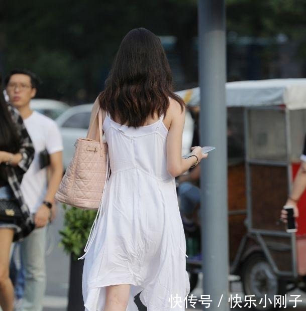 搭配|立体精美的连衣裙装扮复古感十足，款式多样又时尚，彰显魅力