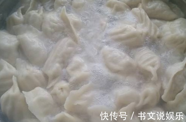 煮饺子时，别傻乎乎只用水，多加“三样”东西，饺子不粘锅不破皮
