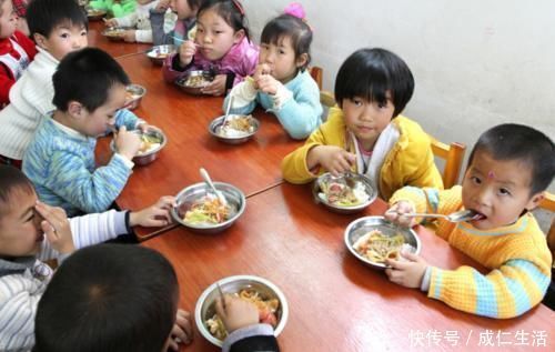 幼儿园|男孩在幼儿园拉肚子，裤子被老师直接扔了，家长却要求赔偿一万