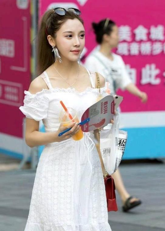 百褶裙|街拍小姐姐时尚的针织衫搭配百褶裙，非常有气质，少女感十足