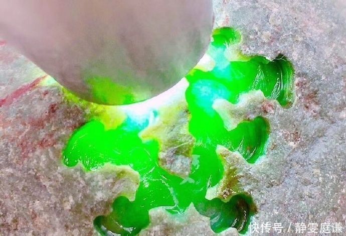 十年无人过问的翡翠原石,大哥看一眼就认定买下,切开瘫倒在地