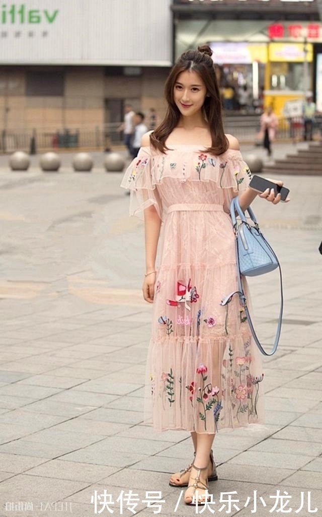 路人街拍，姑娘特别的潮流，搭配针织短衫，气质迎面扑来