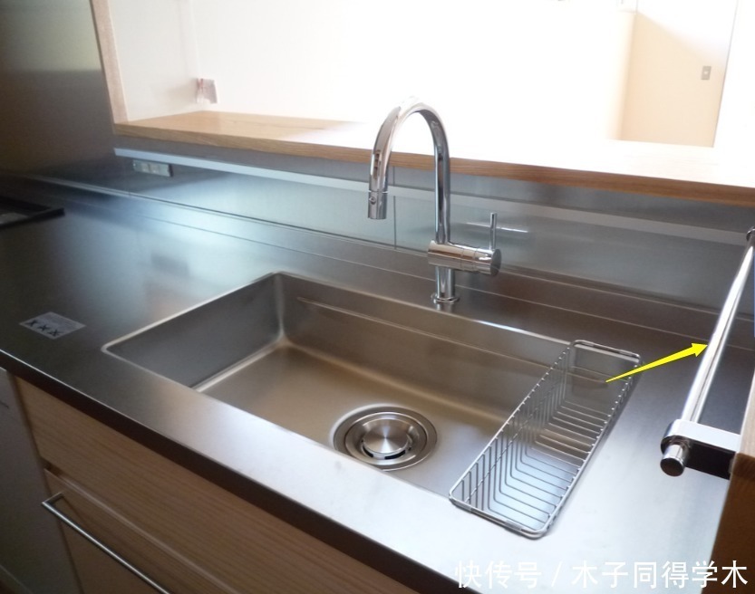 挂杆|也就日本主妇能想到,岛台抬高30cm走圈挂杆,厨房多2㎡收纳