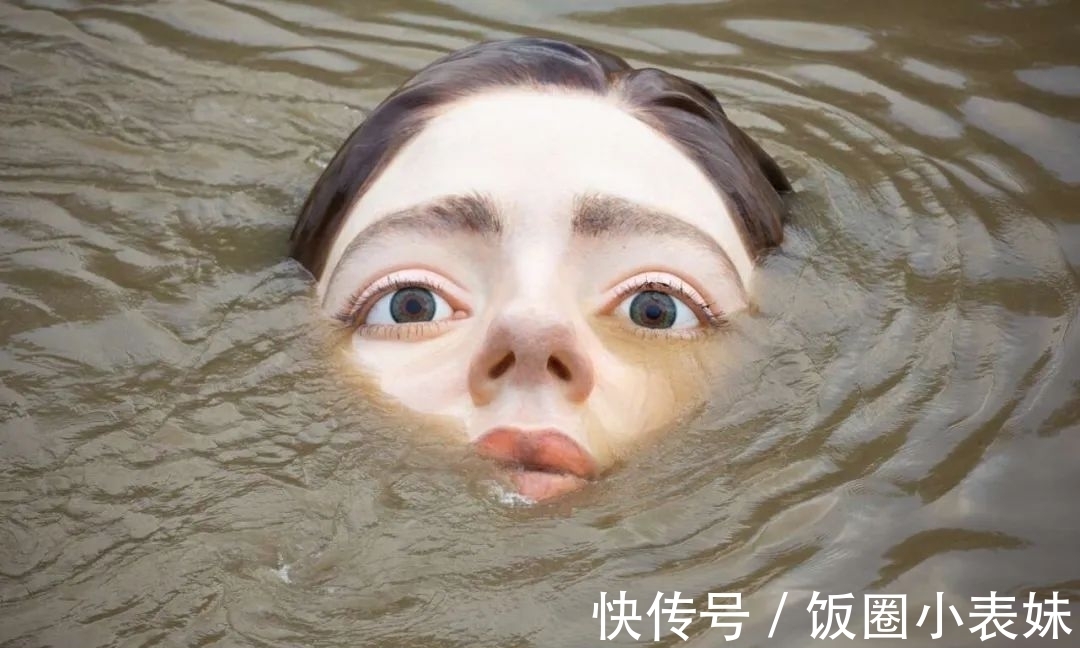 超现实主义@雕塑圈再出“魔性”创意,水中浮现的女孩,是吓人还是艺术?