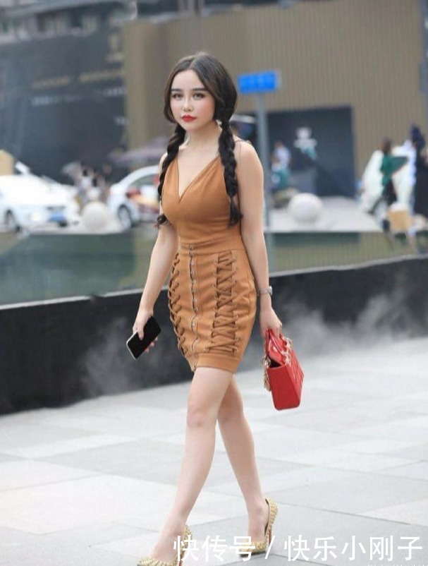 裙子两侧有绑带,打破了纯色系裙子的生硬与死板