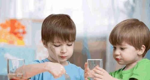 个子|孩子总是比别的孩子矮半截, 原来都是因为妈妈的错, 好妈妈赶紧改正