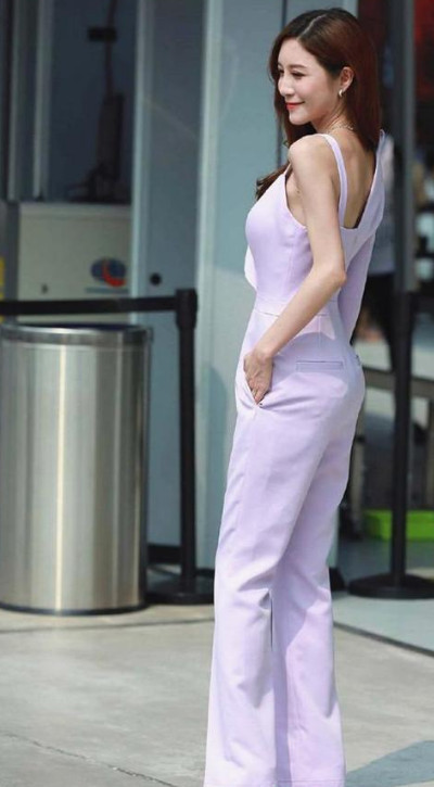 大方|街拍简洁大方的小姐姐,轮廓性感分明,凸显女神的魅力