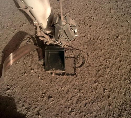 美国科学家称，在解救火星上“鼹鼠”时有新发现，火星土壤很特别