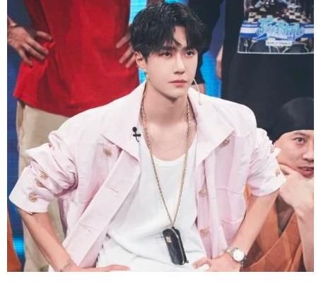 王一博|新一期《天天向上》開播，王一博如約回歸，汪涵剃掉了絡腮胡