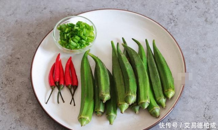 秋葵直接下锅焯水就错了，多加一步，颜色更加翠绿，口感也更脆嫩