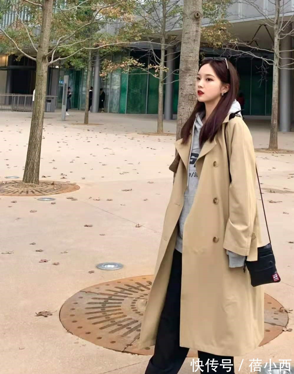 时髦 奔三奔四的女人,建议多穿“风衣”,这4种搭法简约时髦显气质