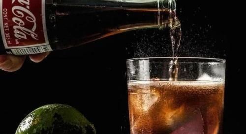 吃麻辣烫|爸妈和你一起吃零食是什么样的感觉,网友为什么差距这么大