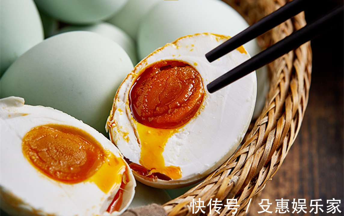 40年腌咸鸭蛋的老方法，100％冒油起沙，2分钟学会，10天就能吃