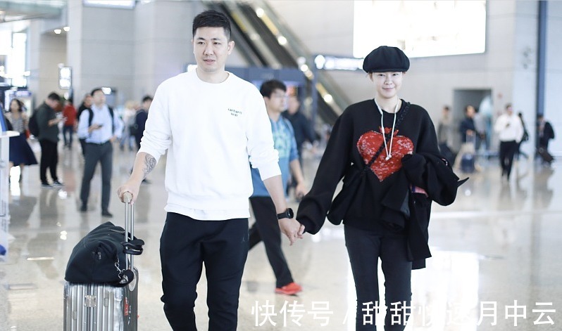 紧身裤 李艾都42岁了,可皮肤还是那么白皙,身材也好,穿黑卫衣都很减龄