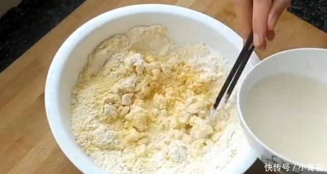  玉米面|玉米面最新做法，简单卷一卷，再上锅蒸一下，做好比面包还好吃！