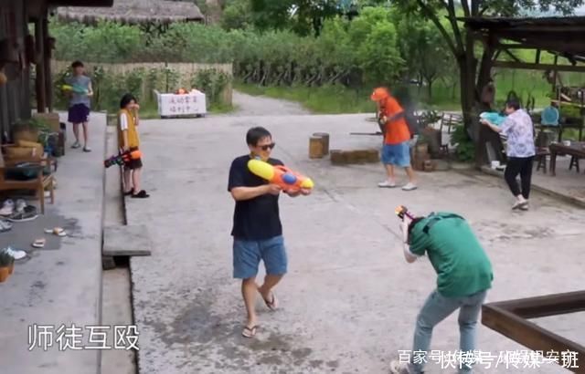向往生活|《向往生活》名场面，极限男人帮聚头，张艺兴被水枪打得睁不开眼