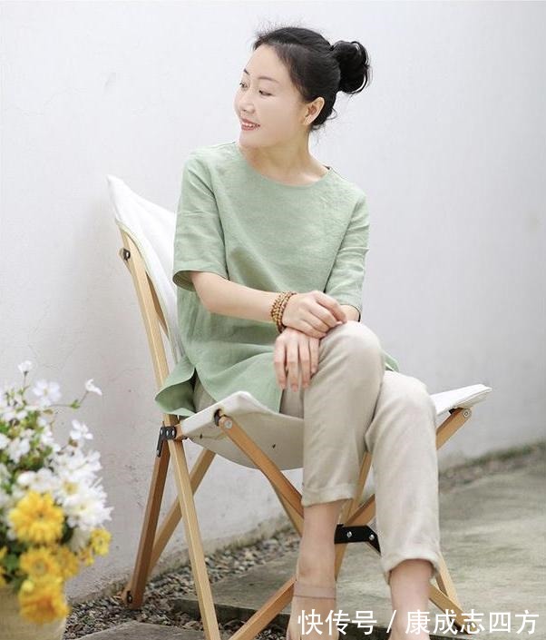 出游 女人上了年纪,出游时别穿得太花哨,试试这么搭,时髦高级更上照!