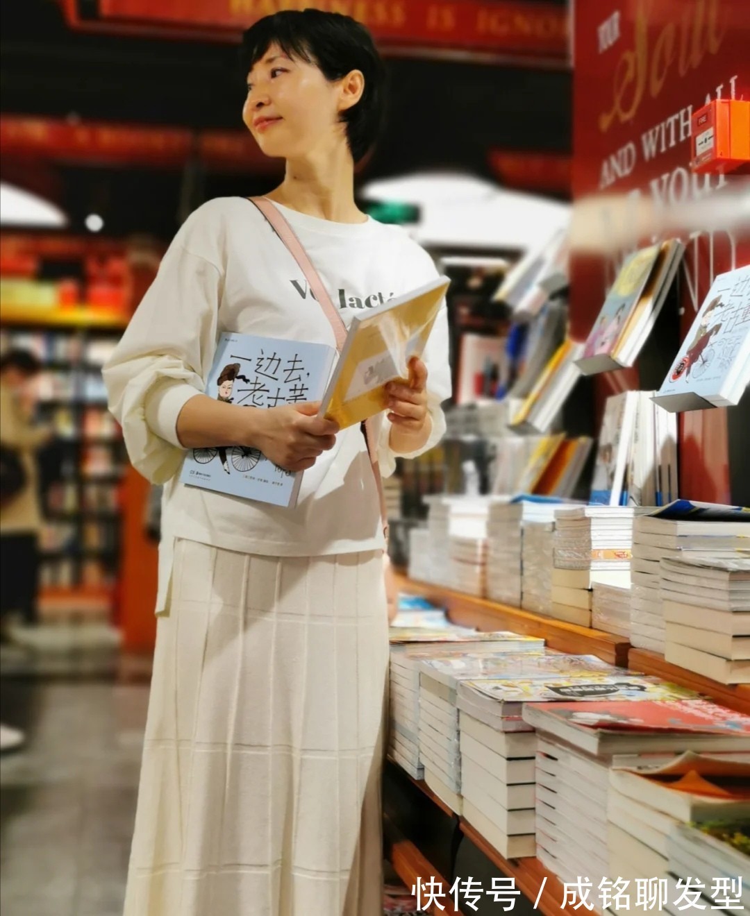 时尚|五十岁的女人别乱穿,这几位姐姐的简约风穿搭,时尚大气又显年轻