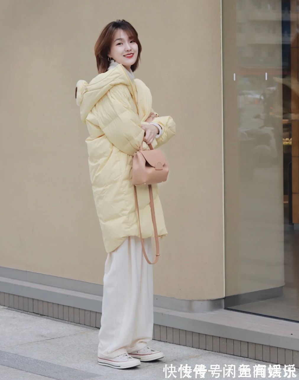 裤装 “羽绒服+牛仔裤”太老土了,今年流行搭配这4种裤子,保暖又时髦