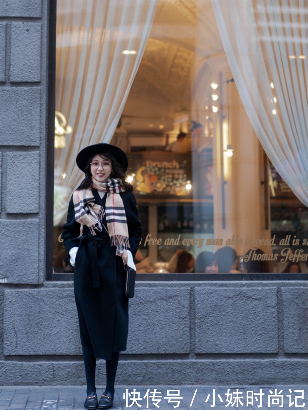 刘雯穿黑色大衣高级感十足!纯色大衣穿起来不仅不单调,反而时髦