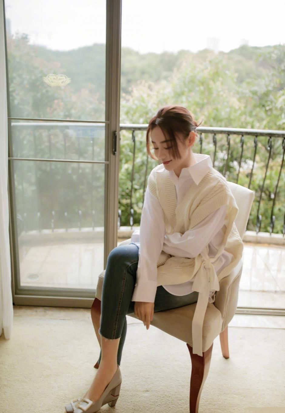 35岁摆布的女人留甚么发型悦目？中长直发清新文雅非常有气质，非常美