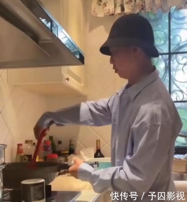 周延|男明星做飯被發現鍋里空蕩蕩,表現很敷衍連假裝炒菜也懶得假裝