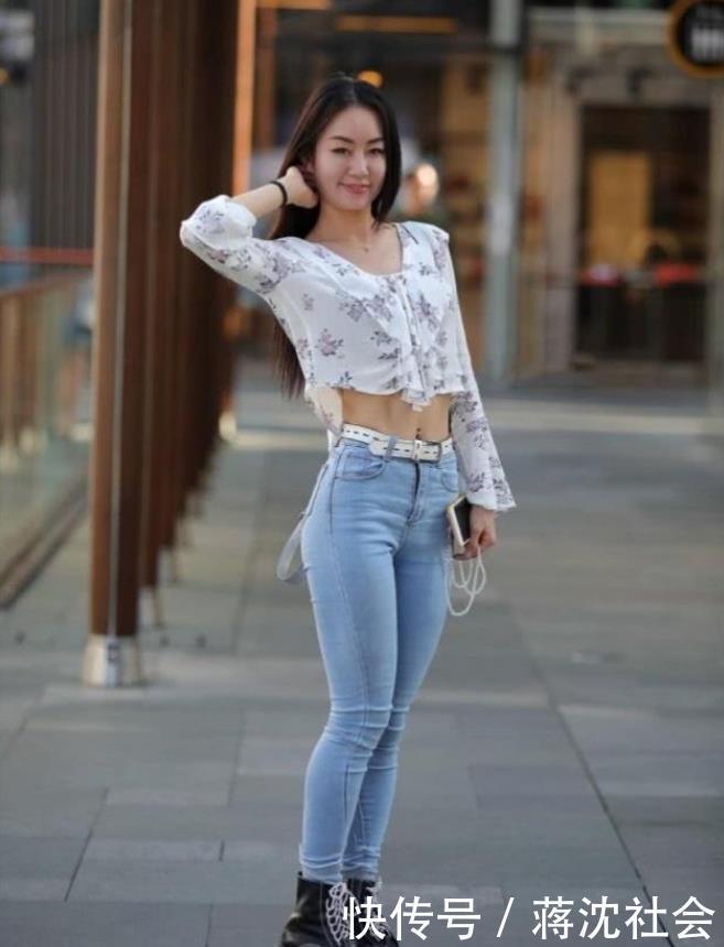 短发|街拍精致优雅的短发小美女,身穿收腰连衣裙,气质高雅