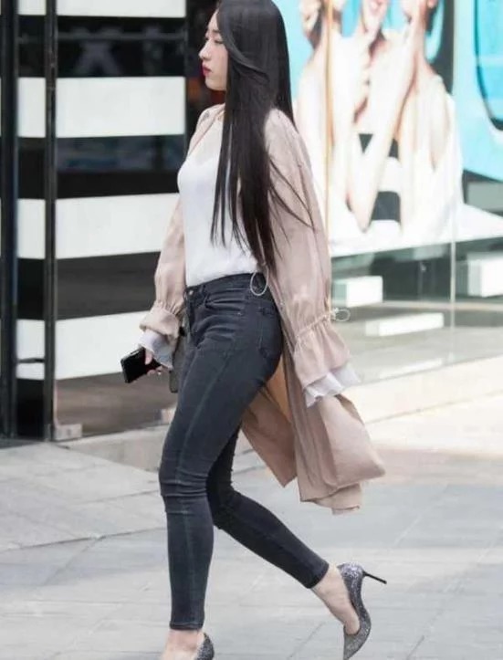 街拍:小姐姐身穿红色无袖上衣,搭配白色的长裤,造型很时尚