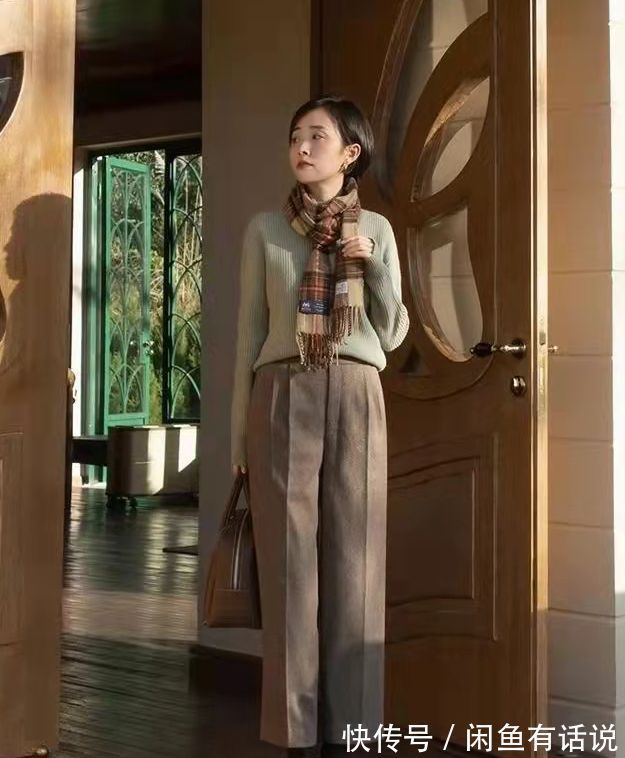 穿搭 真正优雅的中年女人,冬天都在穿“毛衣+奶茶裤”,保暖又显气质