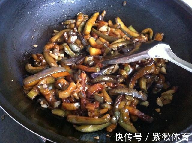 青辣椒|炒茄子时，别着急下锅，多加“这一步”，茄子不吸油还特别香