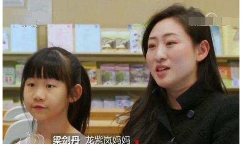 容韵琳|12岁龙紫岚火了!曾领唱《七子之歌》,两次登上央视春晚舞台