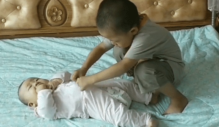 妹妹|全网最牛二胎换尿布穿衣服,4岁哥哥照顾婴儿妹妹比妈妈都熟练