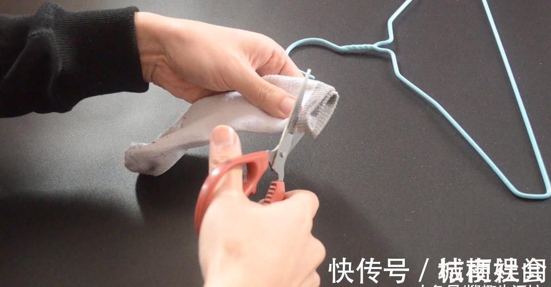 小圆|袜子剪一剪套在衣架上太实用了, 解决了很多家庭的困扰, 赶紧试试