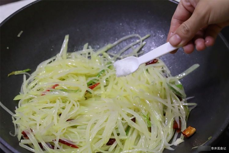 炒土豆丝，掌握放醋时间是关键，搞错的不少，做对了随便炒也好吃
