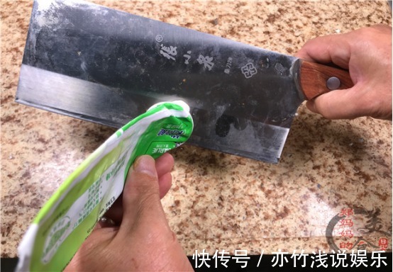 牙膏抹在菜刀上，没想到这么厉害，每家每户都用得到，长见识了